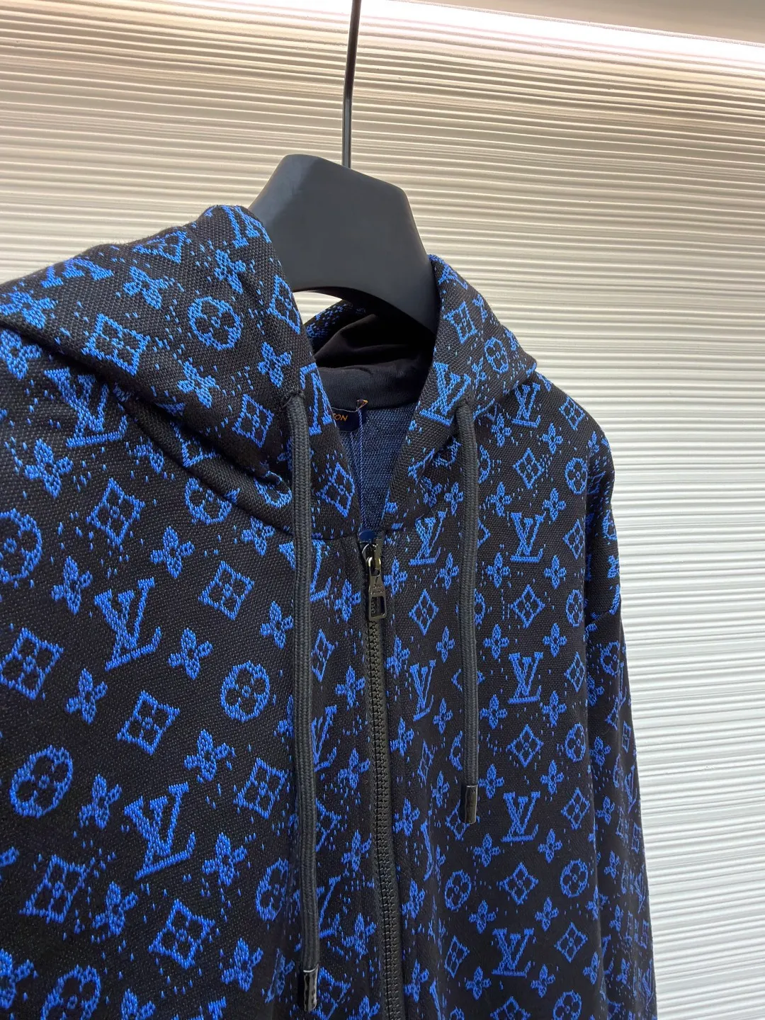 LOUIS VUITTON presbyopia jacquard hoodie ●Original version: purchased and developed for 13400 ●Item number: 1680951-B60 ●Fabric: spun fabric ●Technology: jacquard production ●Version: fitted version ●Weight: about 725 grams ●Size: XS-S-M-L ●Description: The fabric is woven using [18-needle double-sided jacquard machine imported from Italy], weight [280g], disassembled Y version [Chemical T test yarn count parameters], completely [1:1 reduced material process], using [4 groups of yarns with different composition specifications], presbyopic letter blue yarn is used [150D/144 F] Polyester material semi-matt low elastic yarn, later stage [4 strands of yarn twisted], the black yarn is [pure cotton ring-spun 32s double-ply cotton yarn], the bottom yarn is made of [150D/36F] polyester material semi-matt low elastic yarn, interlayer black yarn [140D/36F] nylon material semi-matt high elastic yarn, later stage Single strands of yarn are woven into two strands, and the jacquard weave is made by [purely hand-drawn stitches]. All spots on the fabric are marked out one stroke at a time. If the full-width jacquard loom is turned on too fast, the gray fabric will easily produce holes and threads. One loom can weave less than 30 kilograms of gray fabric in a day, and the weaving cost is extremely high. Clothing It adopts [hand-cut front center positioning flower], [restored flower cutting] for pockets, [positioning flower starting position] on both the front and back sleeves, the placket zipper uses [semi-painted puller], matching [nylon material high elastic yarn flat machine] woven rib, [cotton material 0.6cm wide core-covered hat rope + spray-painted medium hanging clock]. The overall wiring is straight and delicate, the fabric is comfortable and soft, and the color is consistent without color difference. It can be matched with the same style to create a fashionable look and control various occasions. Customized accessories, complete with three standards, same style for men and women!